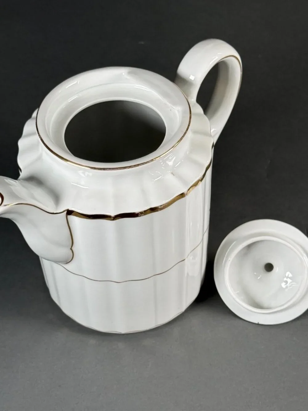 Vtg Kahla Germany White Porcelain Teapot Coffee Pot Gold Gilt Ribbed Scalloped